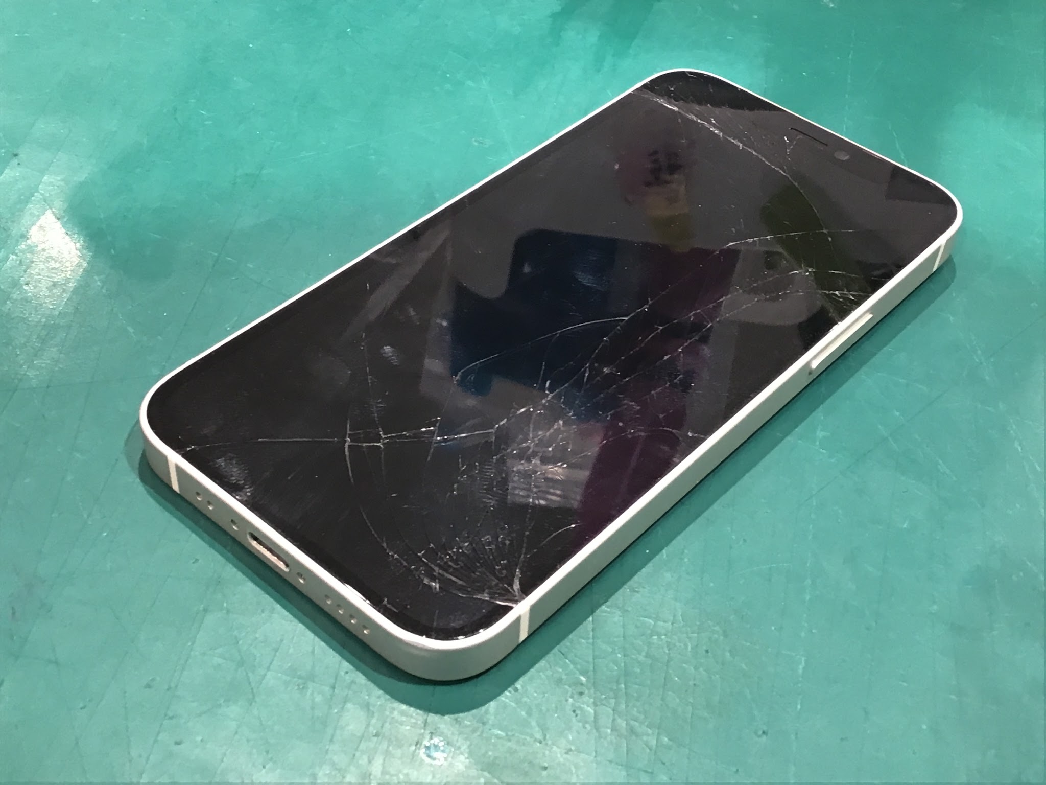 ガラス割れしてしまったiPhone12mini(アイフォーン)の修理をさせていただきました！スマホ修理工房丸井錦糸町店です！